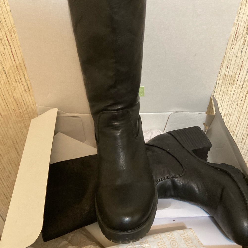 All black Chumky heels. Comfortable too cute. Brand new. Was too small for me